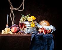 Stilleven tafel met wijn en eten