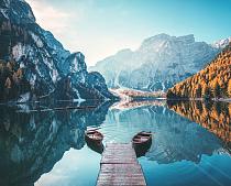 Boten op Braies meer in de Dolomieten, Italië