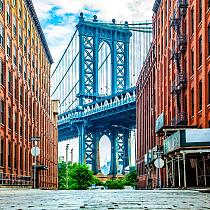 Manhattan bridge tussen 2 gebouwen