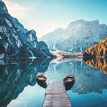 Boten op Braies meer in de Dolomieten, Italië