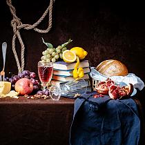 Stilleven tafel met wijn en eten