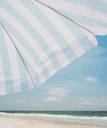 21499 op blauw witte parasol op het strand 50x60