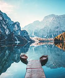 Boten op Braies meer in de Dolomieten, Italië