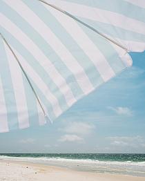 21511 op blauw witte parasol op het strand 80x100
