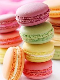 Kleurrijke, gestapelde macarons