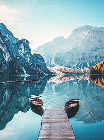 Boten op Braies meer in de Dolomieten, Italië