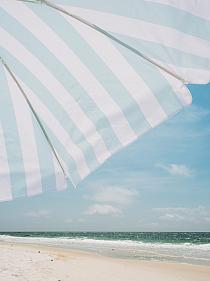 21516 op blauw witte parasol op het strand 90x120