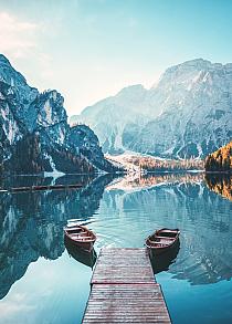 Boten op Braies meer in de Dolomieten, Italië