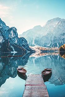 Boten op Braies meer in de Dolomieten, Italië