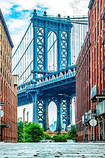 Manhattan bridge tussen 2 gebouwen
