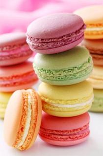 Kleurrijke, gestapelde macarons
