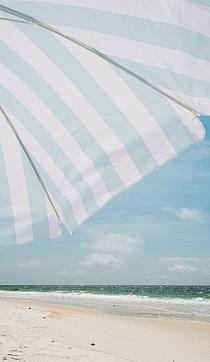 21509 op blauw witte parasol op het strand 70x120