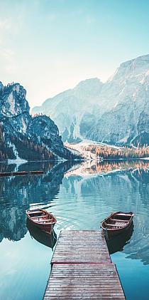 Boten op Braies meer in de Dolomieten, Italië