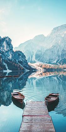 Boten op Braies meer in de Dolomieten, Italië