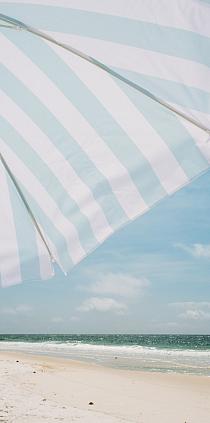 21501 op blauw witte parasol op het strand 50x100