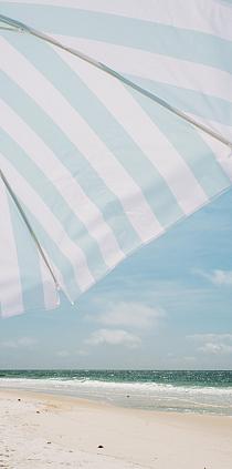 21506 op blauw witte parasol op het strand 60x120