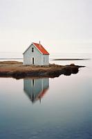 Weerspiegeling huis in meer