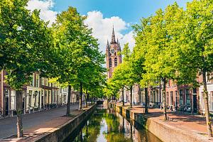Gracht met scheve kerktoren, Oude Kerk, Delft