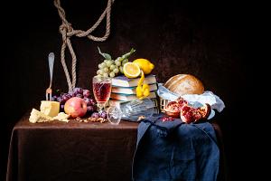 Stilleven tafel met wijn en eten