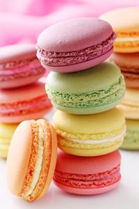 Kleurrijke, gestapelde macarons