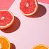 Compositie van fruit met roze achtergrond