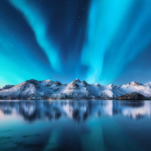 Besneeuwde bergen met Noorderlicht op de Lofoten-eilanden, Noorwegen