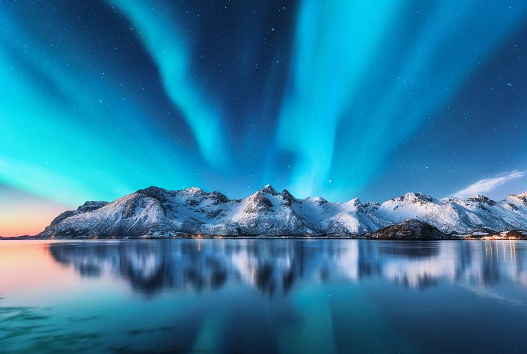 Besneeuwde bergen met Noorderlicht op de Lofoten-eilanden, Noorwegen