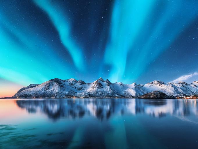 Besneeuwde bergen met Noorderlicht op de Lofoten-eilanden, Noorwegen
