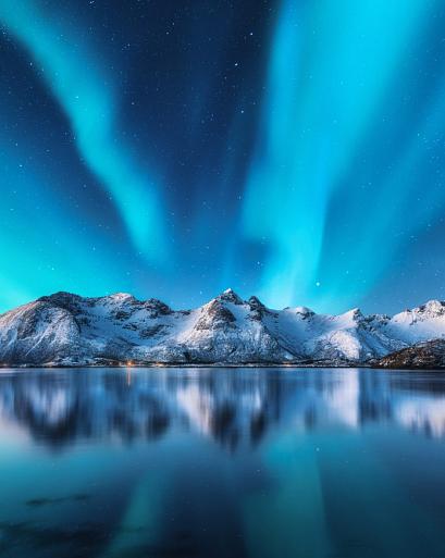 Besneeuwde bergen met Noorderlicht op de Lofoten-eilanden, Noorwegen