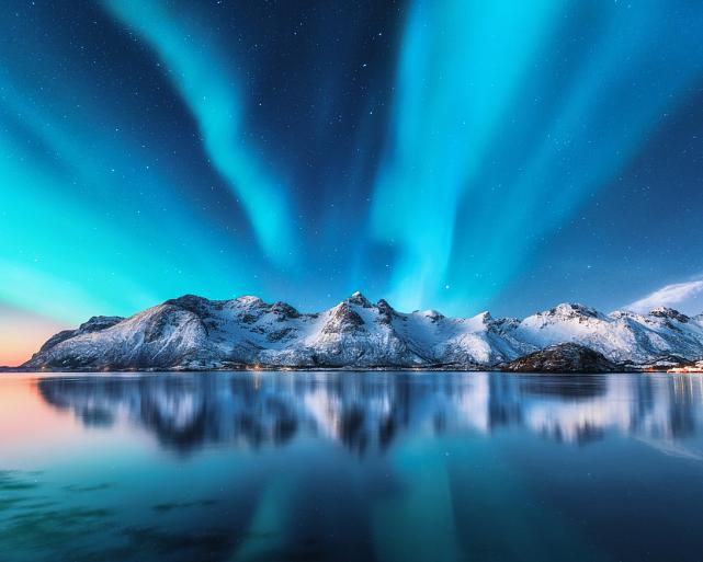 Besneeuwde bergen met Noorderlicht op de Lofoten-eilanden, Noorwegen