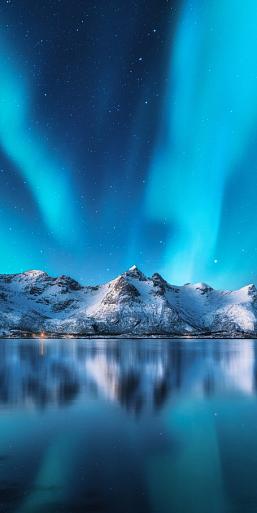 Besneeuwde bergen met Noorderlicht op de Lofoten-eilanden, Noorwegen
