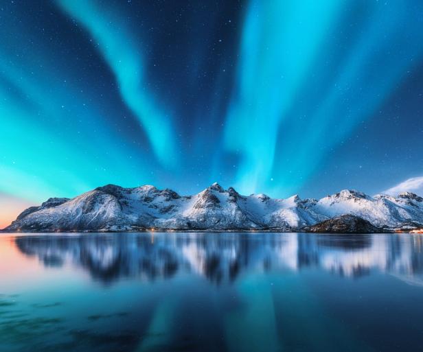 Besneeuwde bergen met Noorderlicht op de Lofoten-eilanden, Noorwegen