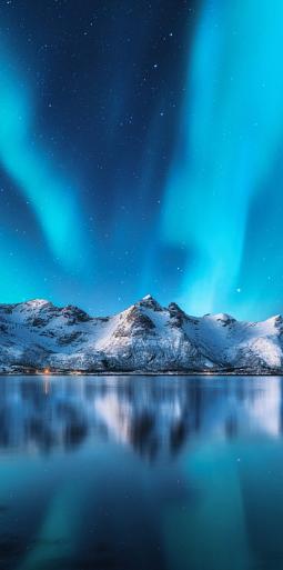 Besneeuwde bergen met Noorderlicht op de Lofoten-eilanden, Noorwegen