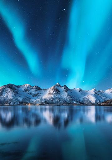 Besneeuwde bergen met Noorderlicht op de Lofoten-eilanden, Noorwegen