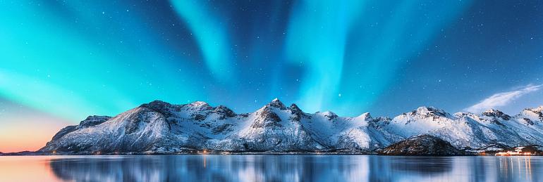 Besneeuwde bergen met Noorderlicht op de Lofoten-eilanden, Noorwegen