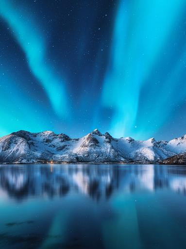 Besneeuwde bergen met Noorderlicht op de Lofoten-eilanden, Noorwegen