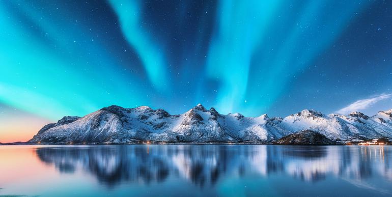 Besneeuwde bergen met Noorderlicht op de Lofoten-eilanden, Noorwegen
