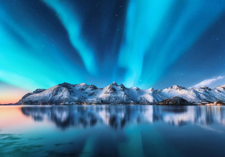Besneeuwde bergen met Noorderlicht op de Lofoten-eilanden, Noorwegen