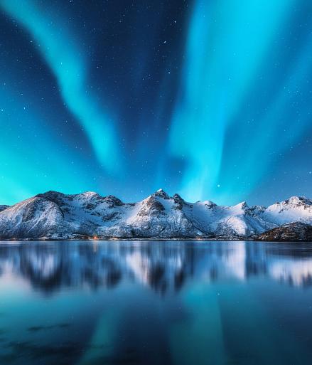 Besneeuwde bergen met Noorderlicht op de Lofoten-eilanden, Noorwegen