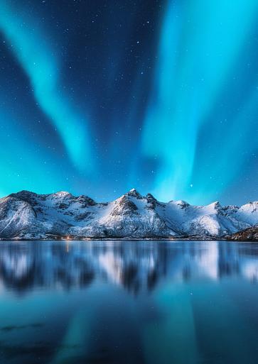 Besneeuwde bergen met Noorderlicht op de Lofoten-eilanden, Noorwegen