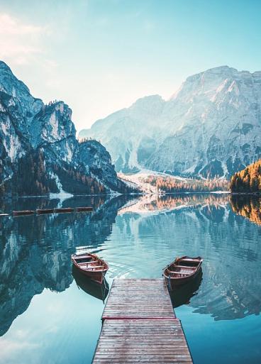 Boten op Braies meer in de Dolomieten, Italië