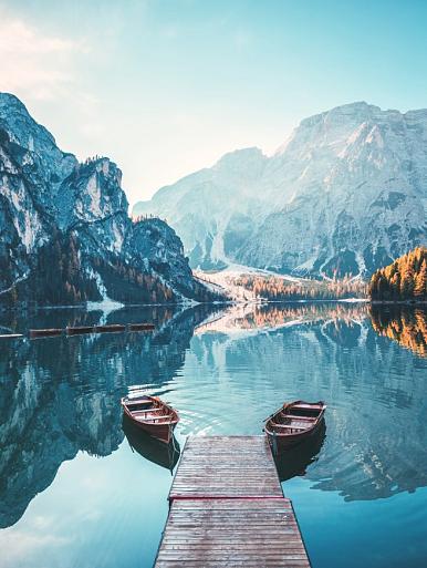 Boten op Braies meer in de Dolomieten, Italië