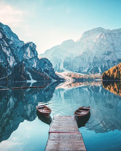 Boten op Braies meer in de Dolomieten, Italië