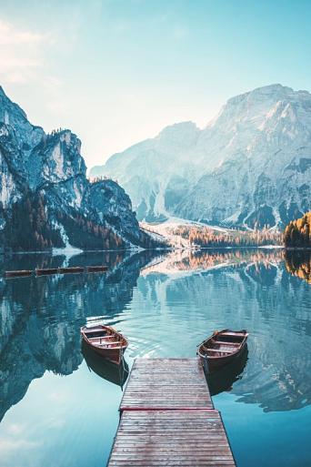 Boten op Braies meer in de Dolomieten, Italië