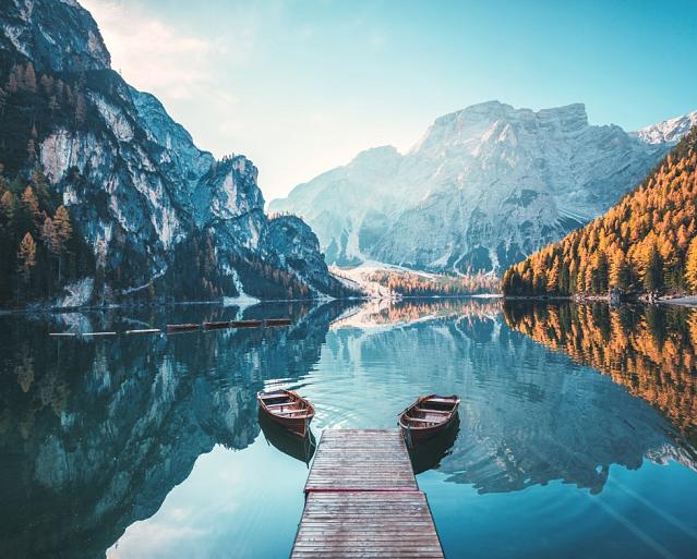 Boten op Braies meer in de Dolomieten, Italië