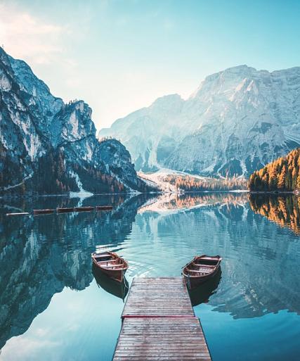 Boten op Braies meer in de Dolomieten, Italië