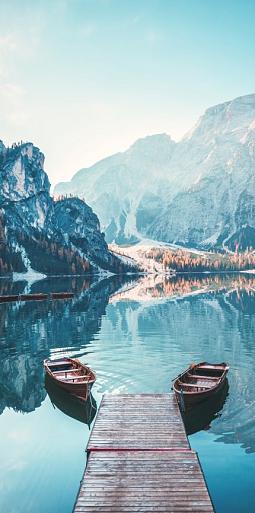 Boten op Braies meer in de Dolomieten, Italië