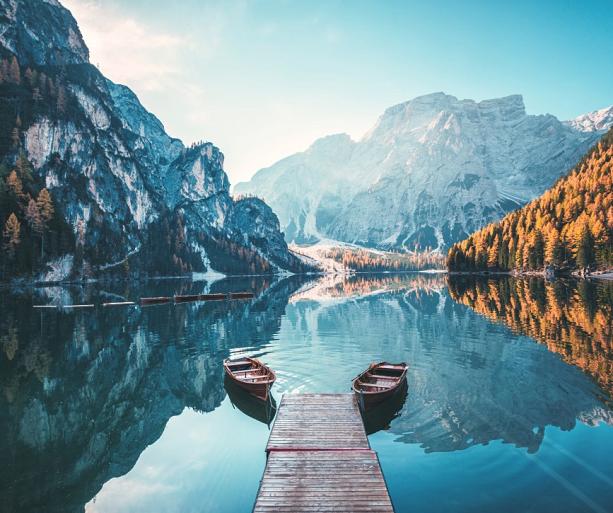 Boten op Braies meer in de Dolomieten, Italië