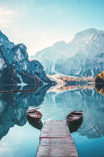 Boten op Braies meer in de Dolomieten, Italië