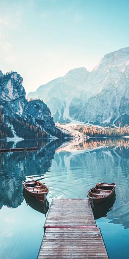 Boten op Braies meer in de Dolomieten, Italië